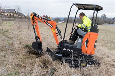 8 thousand pound mini excavator|small track hoes.